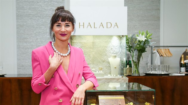 Sandra Nováková v roli modelky.
