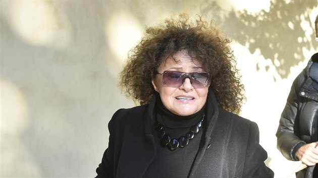 Jitka Zelenková nedokáe zadret slzy.