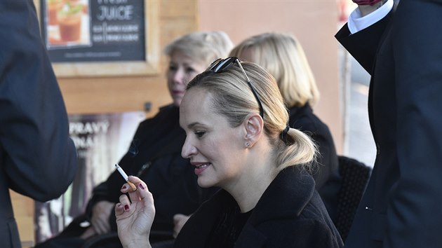 Zdrcená Monika Absolonová si neodpustila cigaretu na uklidnní.