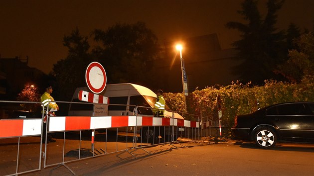 Na Bertramce prob�hl úklid pietního místa za Karla Gotta. Zárove� za�al opodál...