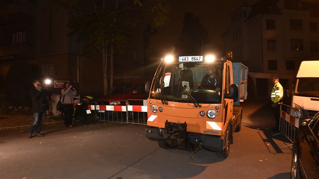 Na Bertramce prob�hl úklid pietního místa za Karla Gotta. Zárove� za�al opodál...