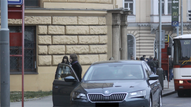 Pirátka Michaela Krausová vystupuje z auta manaera JCDecaux Tomáe Tenzera.
