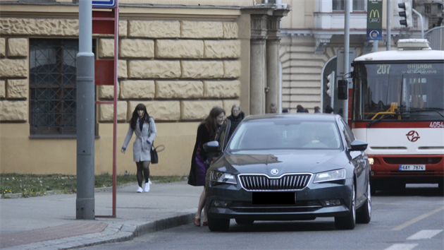 Pirátka Michaela Krausová vystupuje z auta manaera JCDecaux Tomáe Tenzera.