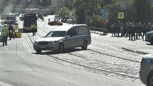 Na smute�ní hostinu dorazila spousta celebrit, které byly na zádu�ní m�i. 