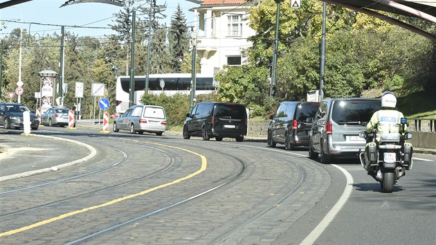 Na smute�ní hostinu dorazila spousta celebrit, které byly na zádu�ní m�i. 