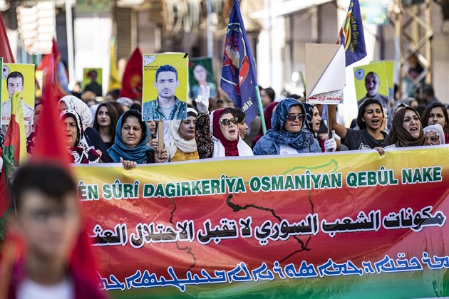 Syrtí Kurdové demonstrují proti turecké agresi.
