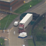 Britská policie našla v kamionu 39 mrtvol.