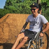 Freestyle motokrosař Libor Podmol se nedávno zvedl z vozíku a odhodil berle.