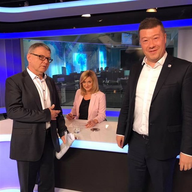 f SPD Tomio Okamura u sako sotva dopne.