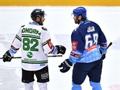 Jaromír Jágr debatuje s bývalým spoluhráem z reprezentace Michalem Vondrkou,...