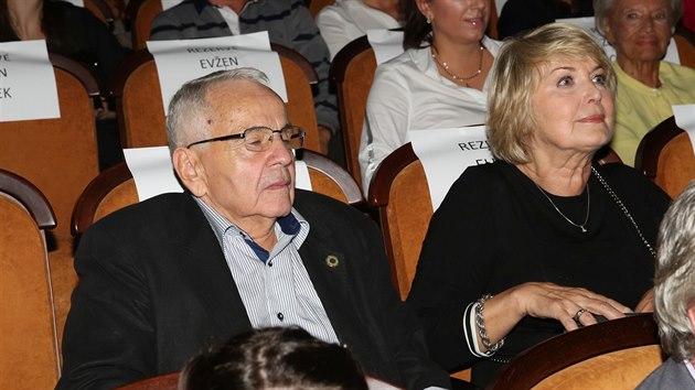 Na premiéru filmu herci vyvedli své drahé poloviky.