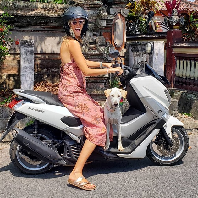 Helena Houdová dlá na Bali psí taxikáku. Dream job!