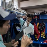 Čínští hokejisté v Česku dostávají výprask za výpraskem. Co za tím je?