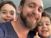 Jeremy Hulsh se ozval a zveejnil fotku se svými syny.