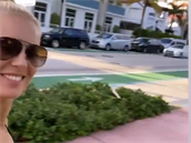 Simona Krainová ádí na Miami Beach.