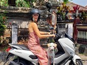 Helena Houdová dlá na Bali psí taxikáku. Dream job!