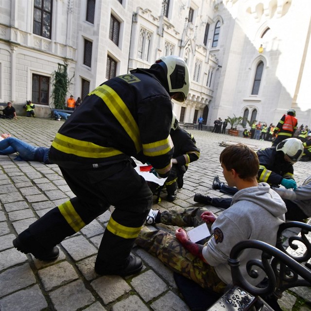 Cvien bezpenostnch a zchrannch sloek na zmku Hlubok nad Vltavou.