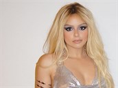 Ariel Winter la prý za Pamelu Anderson. Nevypadá spíe ale jako Britney Spears.