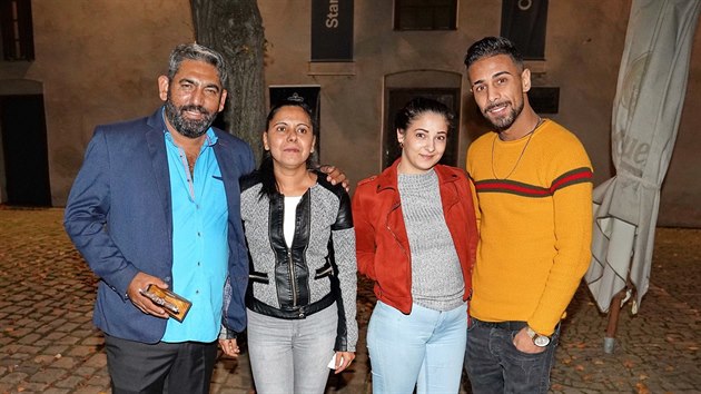 Zden�k Godla s man�elkou Janou a synem Milanem a jeho partnerkou