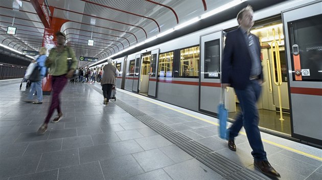 Zdenk Hib by se rád inspiroval ve Vídni. Je otázkou, kdy pijde s kurzem sezení v MHD. Rakouská metropole toti zakázala sedt po chlapsku.