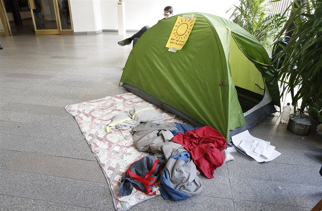 Studenti FF Univerzity Karlovy protestovali tak proti rektorovi.