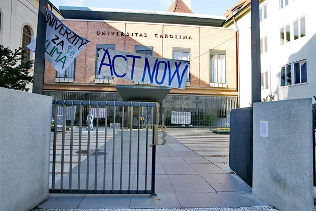 Demonstrující studenti se usídlili v budově Karolina.