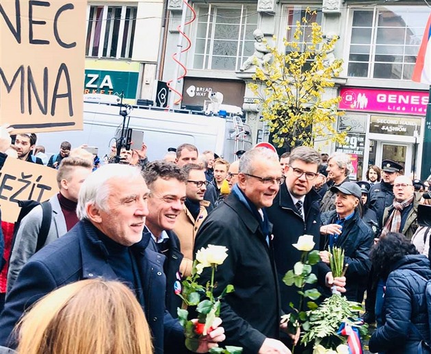 Miroslav Kalousek si pijet na Nrodn td uval.