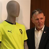 Trenér reprezentace Jaroslav Šilhavý představuje nový kontroverzní dres...