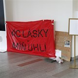 Studenti FF Univerzity Karlovy protestovali tak proti rektorovi.