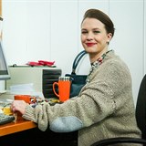 Kristýna Leichtová jako úřednice Wébrová, která miluje sladké.