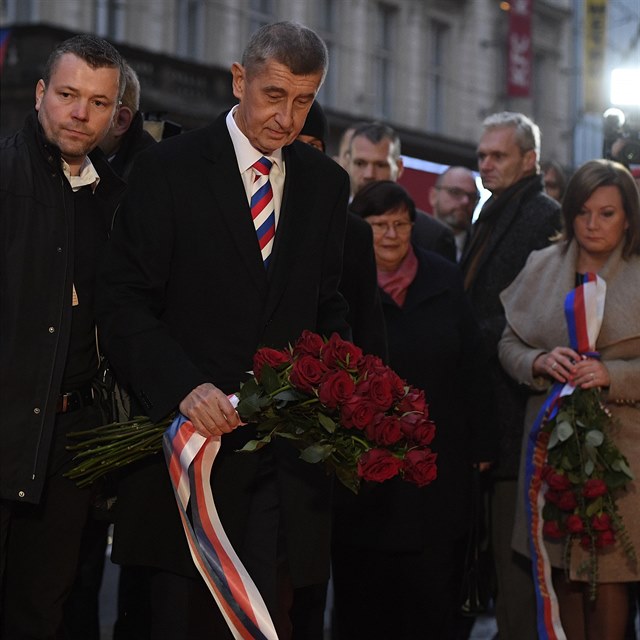 Premir Andrej Babi poloil 17. listopadu 2019 kytici na Nrodn td v Praze...