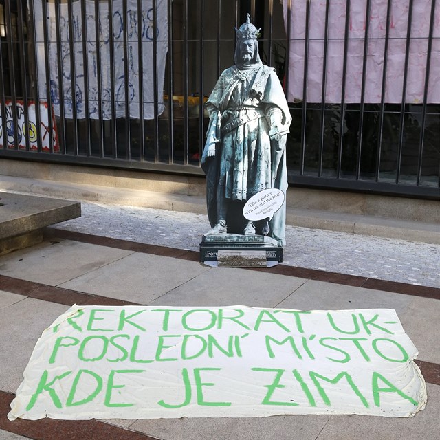 Studenti FF Univerzity Karlovy protestovali tak proti rektorovi.