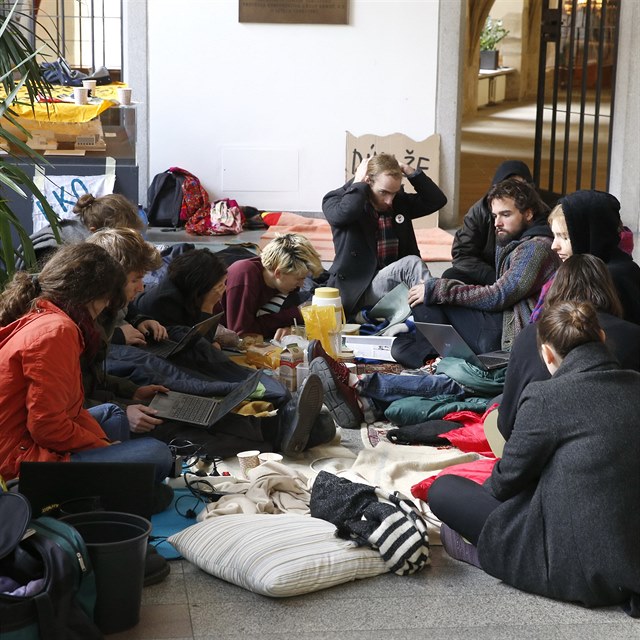 Studenti FF Univerzity Karlovy protestovali tak proti rektorovi.