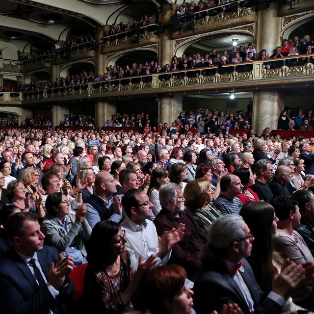 Lucerna byla zaplnn do poslednho msta.