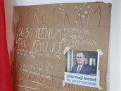 Studenti FF Univerzity Karlovy protestovali také proti rektorovi.