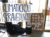 Studenti FF Univerzity Karlovy protestovali také proti rektorovi.