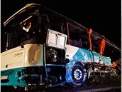Podle experta návs kamionu autobus doslova roztrhl.