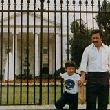 Syn Pabla Escobara tvrdí, že se jeho otec zabil sám.