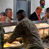 Donald Trump navtvil americk vojky v Afghnistnu. Oslavil s nimi...