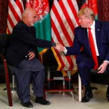 Donald Trump navtvil americk vojky v Afghnistnu. Oslavil s nimi...