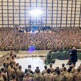Donald Trump navtvil americk vojky v Afghnistnu. Oslavil s nimi...