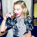 Madonna se sice fotí s koblihami, ze zásady ale pije jenom čaj.