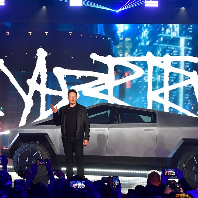 Elon Musk pi prezentaci novho pick-upu od Tesly.