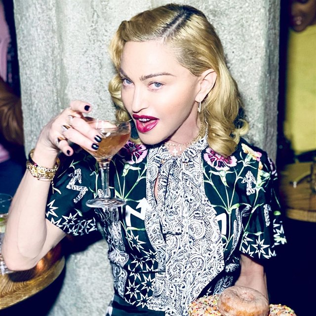 Madonna se sice fot s koblihami, ze zsady ale pije jenom aj.