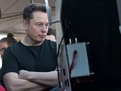 Elon Musk pi prezentaci Cybertrucku piznal prostor pro zlepení.