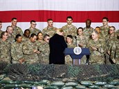 Donald Trump navtívil americké vojáky v Afghánistánu. Oslavil s nimi...