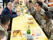 Donald Trump navtívil americké vojáky v Afghánistánu. Oslavil s nimi...