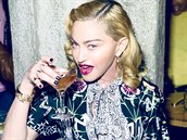 Madonna se sice fotí s koblihami, ze zásady ale pije jenom aj.