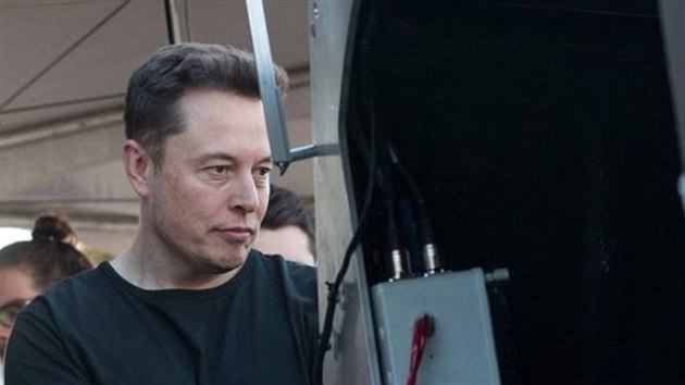 Elon Musk při prezentaci Cybertrucku přiznal prostor pro zlepšení.