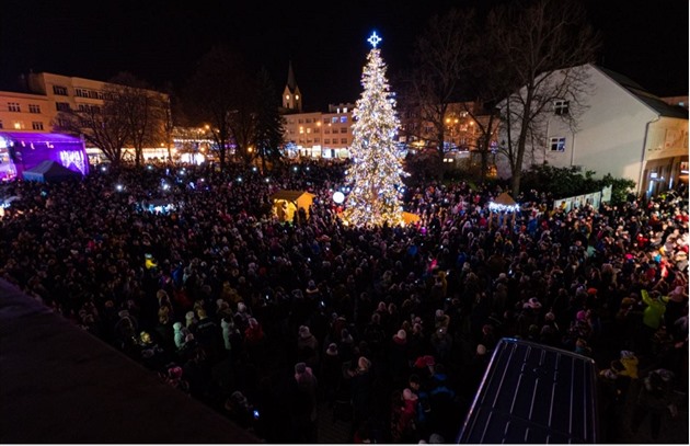 Adventní trhy na námstí Míru ve Zlín zdobí tento vánoní strom.